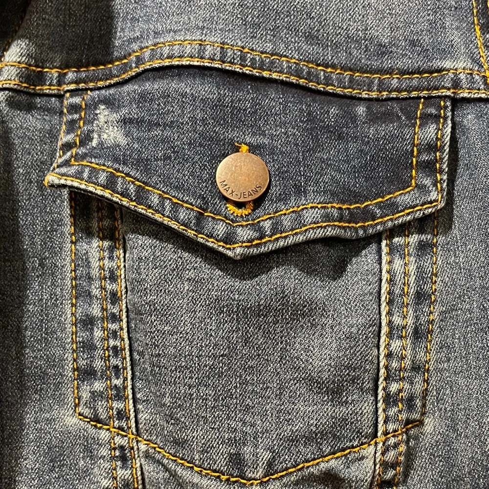 Max Jeans Blue Distressed Stretchy Denim Jacket with Floral Embroidery - Picture 10 of 13